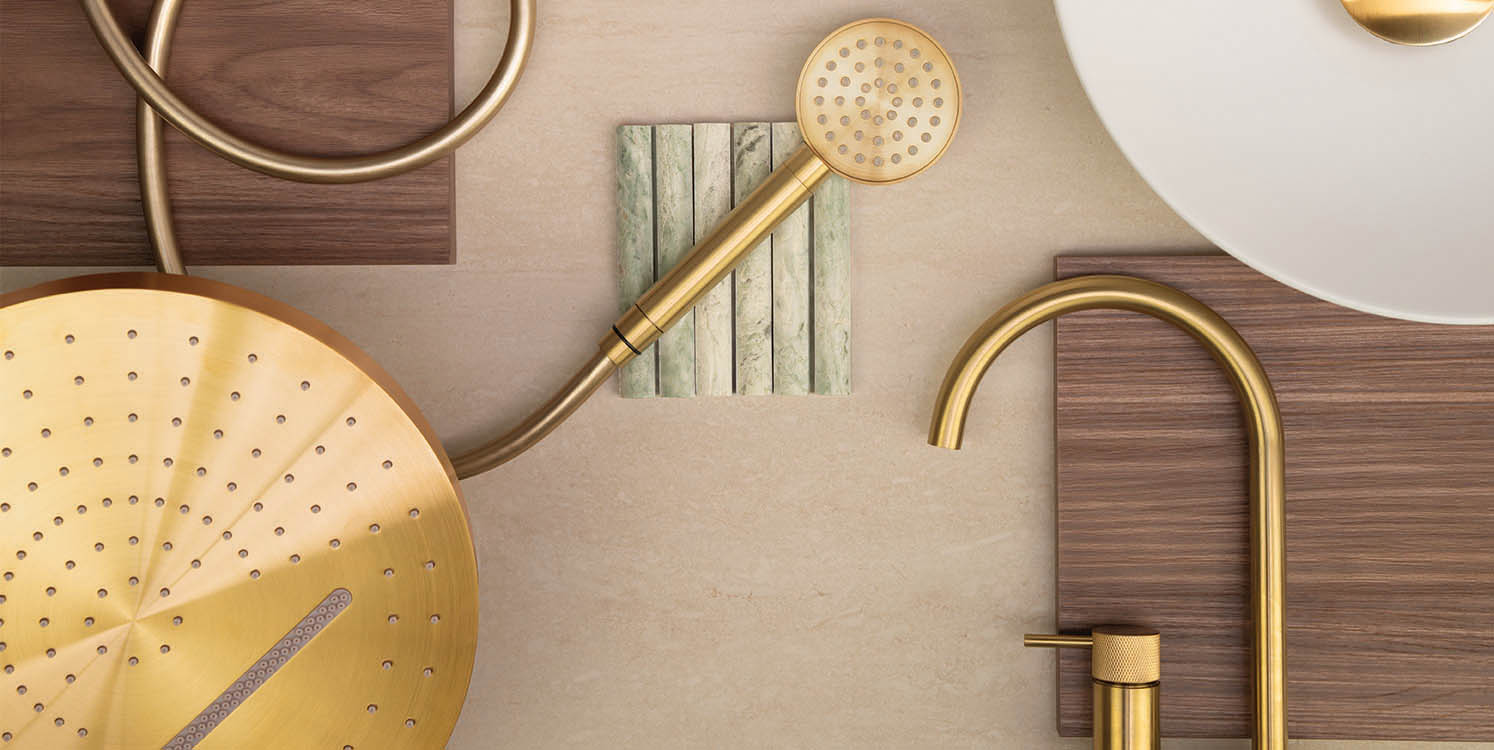 Moodboard met gouden Ivy kranen, donker hout, groene kitkat tegels en beige badkamertegels